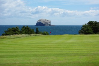 Im Glen Golf Club immer im Blick: der Bass Rock